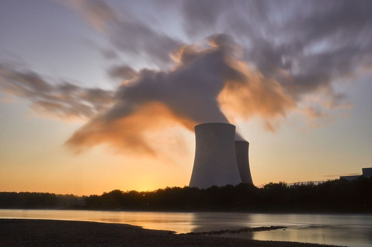 Centrale nucléaire en bord de rivière