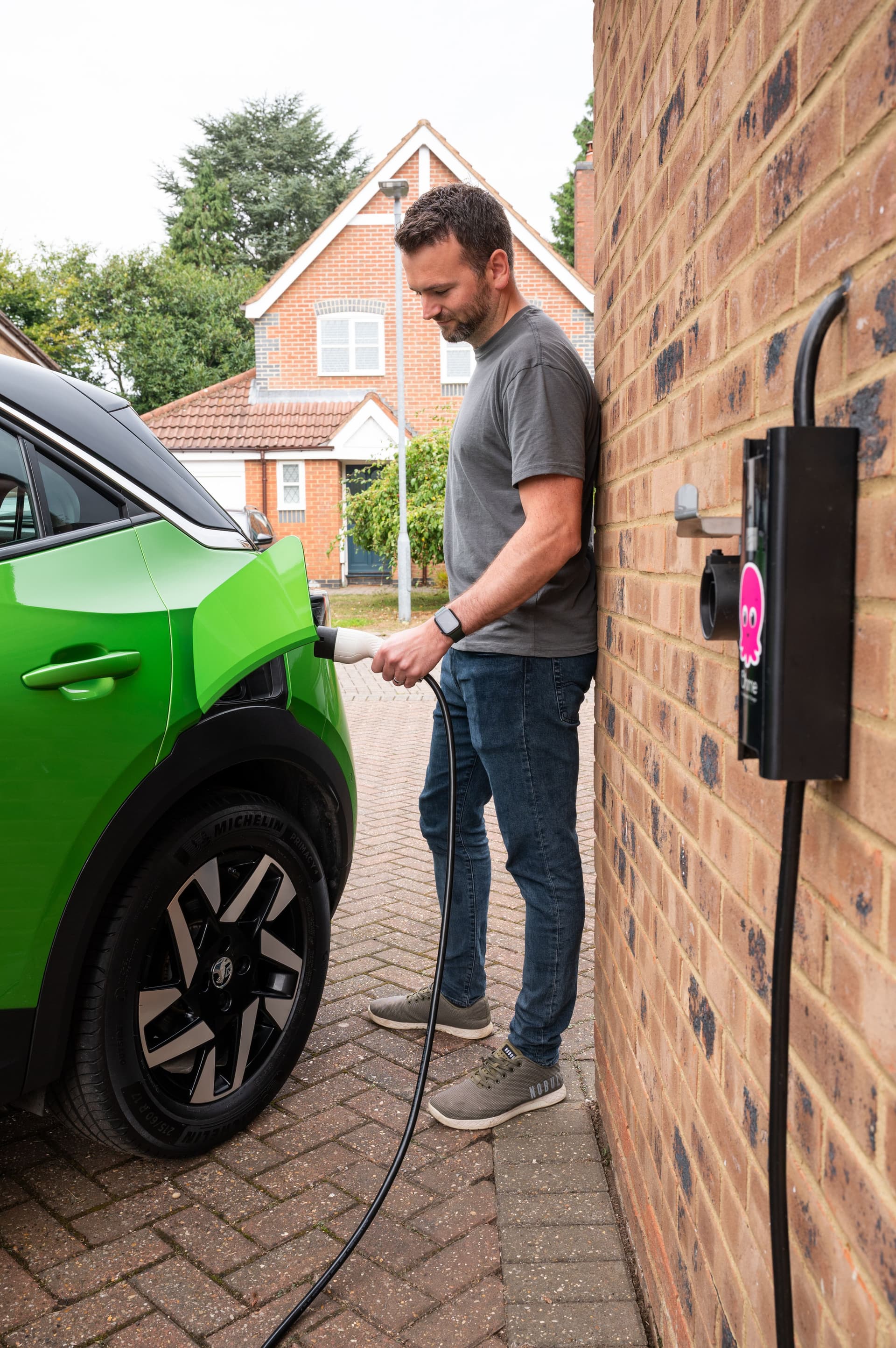 Un employé recharge sa voiture à domicile.