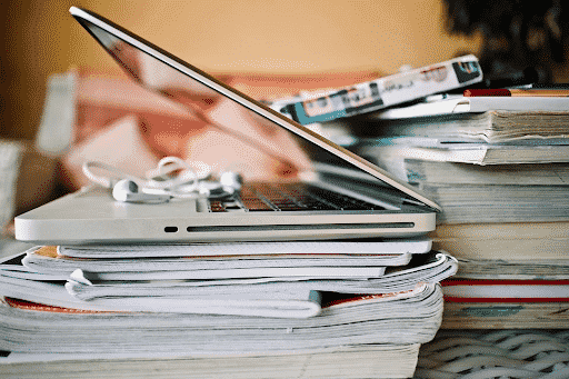 pile de cahiers et un ordinateur