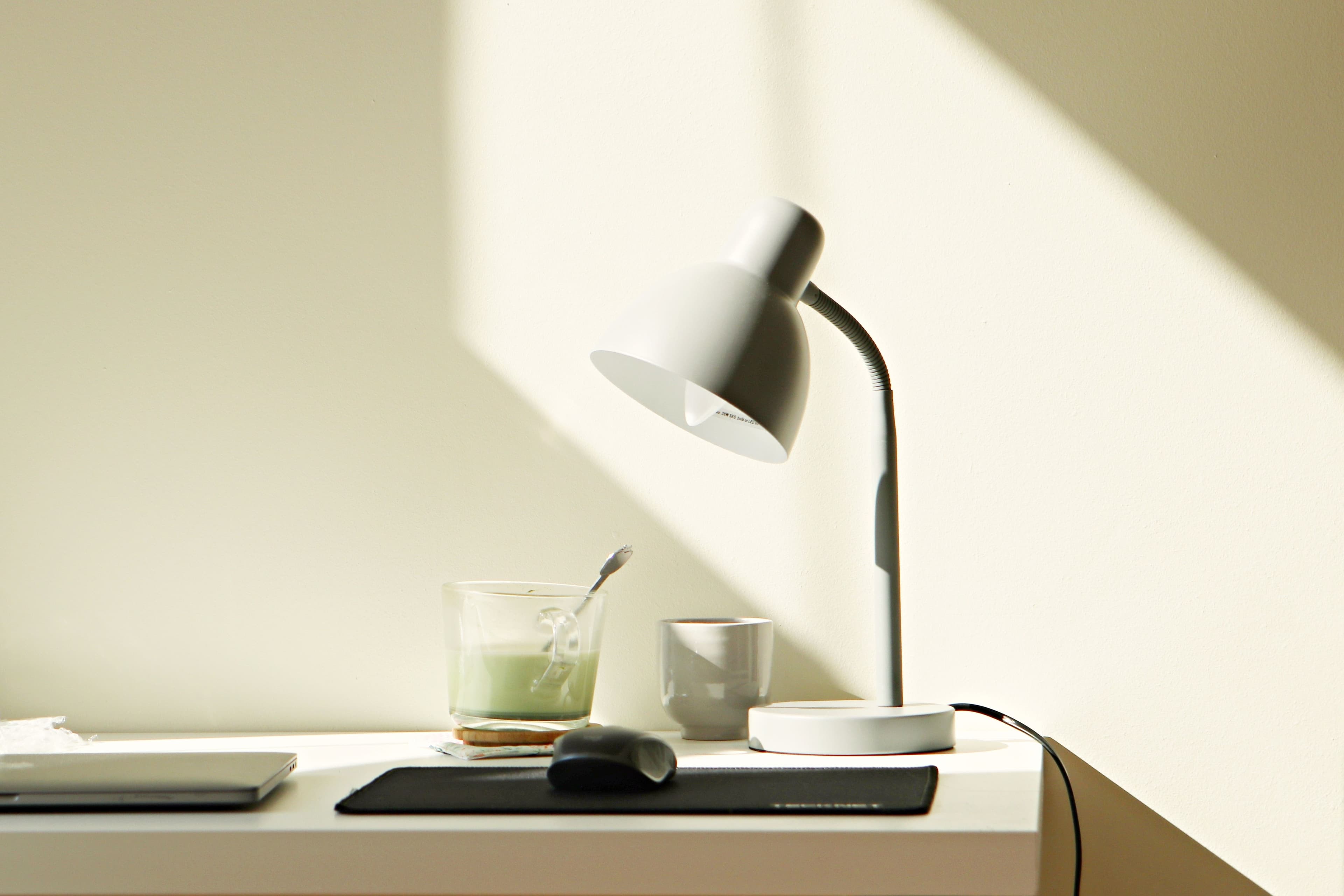 Bureau avec une lampe