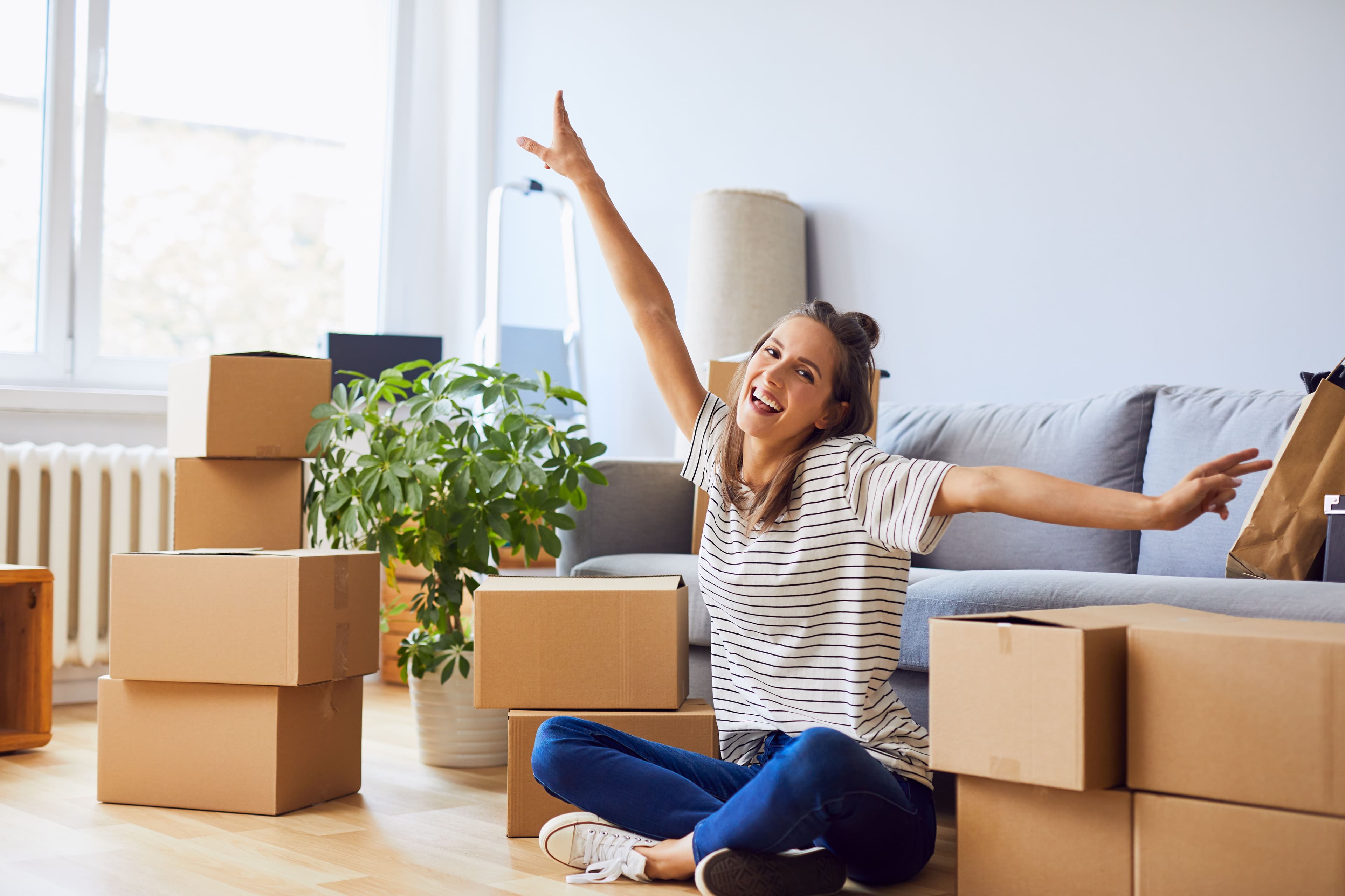 femme entourée de cartons