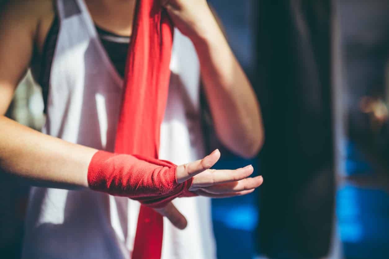 illustration d'une personne serrant des bandes de boxe