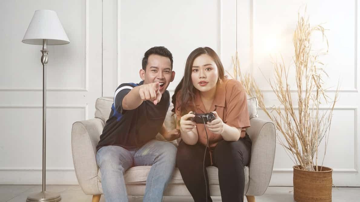 couple jouant à un jeu vidéo