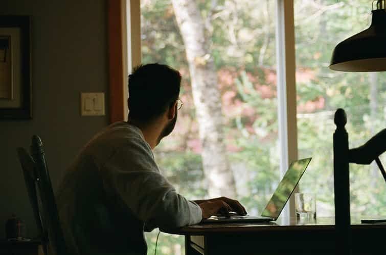 homme travaillant sur son ordinateur