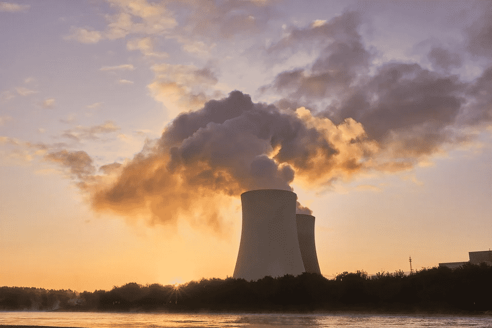Centrale nucléaire fumante