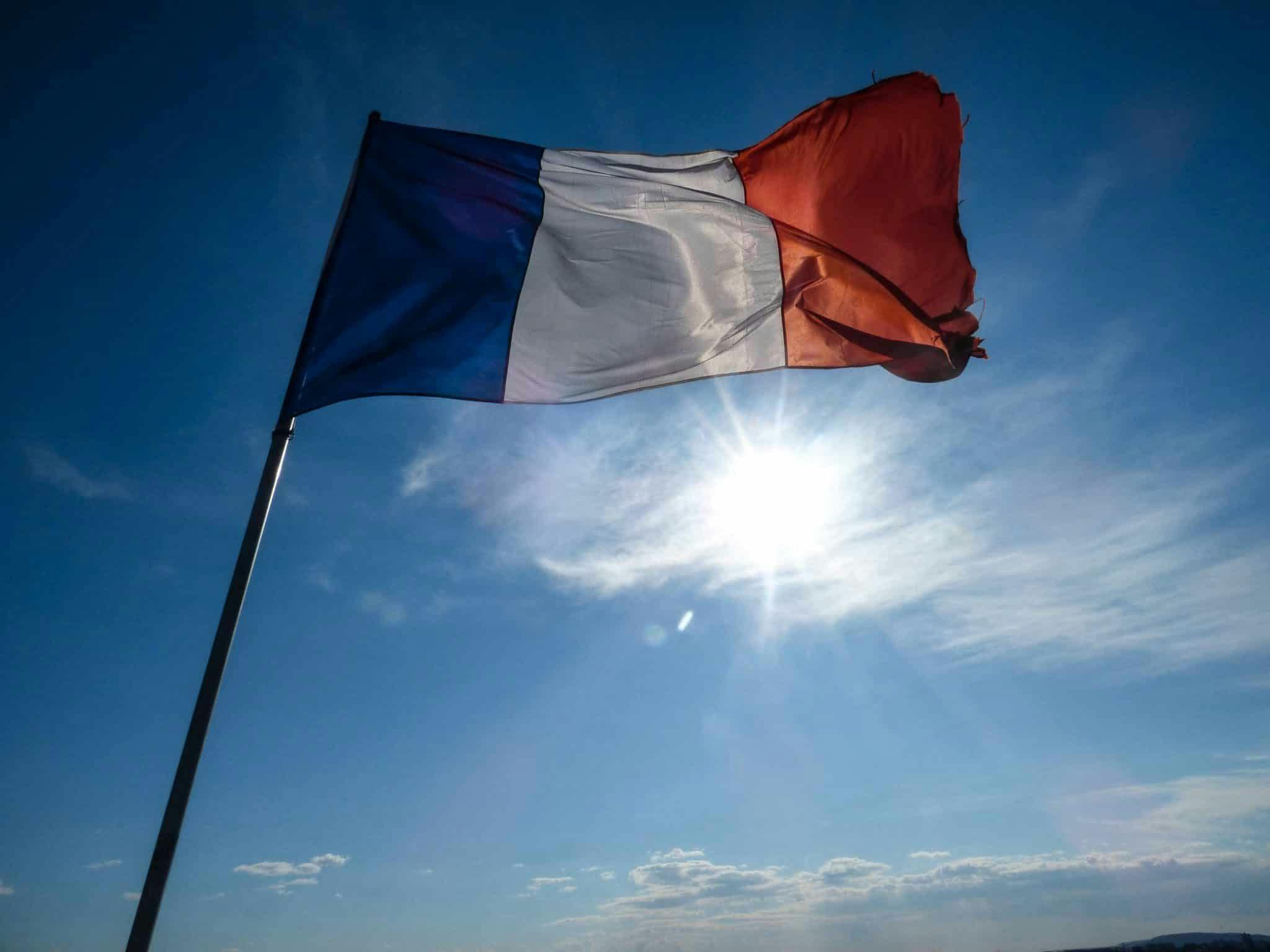 drapeau français qui flotte dans le ciel
