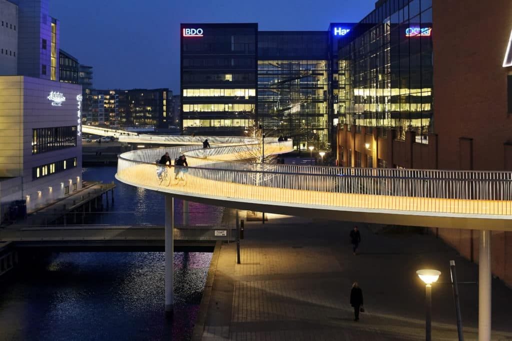 Pont "serpent cyclable" de LED à Copenhague